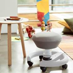 Aeris Swoppster Kinderstuhl im Spielzimmer für bewegtes Sitzen beim Lernen