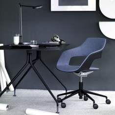 Wilkhahn Occo Drehstuhl im Homeoffice, höhenverstellbarer Drehstuhl am Schreibtisch in moderner Arbeitsumgebung