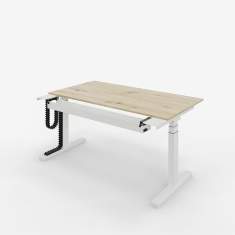 Elektrisch höhenverstellbarer Steh-Sitztisch ZEMP OPUS E33-SP mit heller Holzplatte, weißem Gestell und integrierter Schiebeplatte für ergonomische Büroarbeitsplätze.