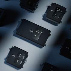 Verschiedene USB-C Next Generation Charger von Bachmann in Nahaufnahme – kompakte Module mit unterschiedlichen Leistungsstufen (45 W, 100 W, 140 W) für paralleles, effizientes Laden moderner Geräte mithilfe innovativer GaN-Technologie