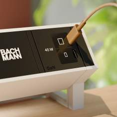 Nahaufnahme eines BACHMANN USB-C Next Generation Chargers mit 45 W GaN-Technologie – ein Gerät wird gerade über USB-C geladen