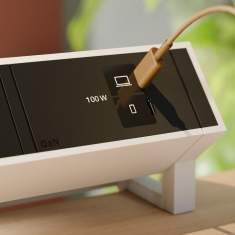 Nahaufnahme eines BACHMANN USB-C Next Generation Chargers mit 100 W GaN-Technologie – ein Gerät wird gerade über USB-C geladen