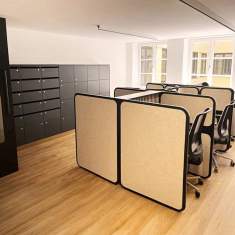 Arbeitsbereich im Satellite Office Ludwigpalais mit schwarzen Schließfächern, Trennwänden und ergonomischen Bürostühlen