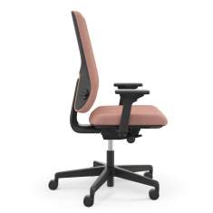Seitenansicht des Bürostuhls Prompt von Viasit in Rostrot mit ergonomischem Sitz und verstellbaren Armlehnen