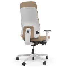 Rückansicht des Bürostuhls Prompt Too von Viasit in Beige mit weißer Rückenlehnenrückseite und ergonomischem Design