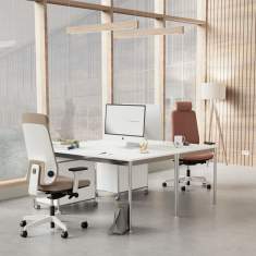 Zwei Bürostühle Prompt Too von Viasit in Beige und Rostrot an modernen Schreibtischen in einem lichtdurchfluteten Büro