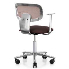 HÅG Tion mesh Bürostuhl von Flokk in Braun mit Netzrückenlehne, Aluminiumrahmen und Armlehnen, Rückansicht schräg