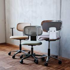 Drei HÅG Tion mesh Bürostühle von Flokk in Beige, Grün und Braun, nebeneinander in einem modernen Büroraum