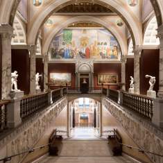 Museumshalle mit Marmorskulpturen und Gemälden, ausgeleuchtet durch XAL PABLO Strahler für präzise Objekt- und Akzentbeleuchtung