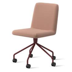 Stuhl Bolero von Skandiform mit gepolstertem Sitz und Rücken, rosa Bezug und rotem Drehkreuzgestell mit Rollen.