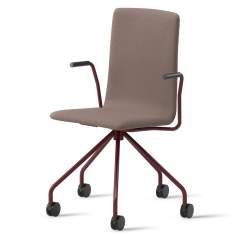 Skandiform Bombito High Stuhl mit Rollen, brauner Bezug, rote Armlehnen und Gestell – stilvoller Komfort für Büro und Meeting