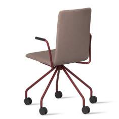 Skandiform Bombito High Stuhl Rückansicht, brauner Bezug, rotes Metallgestell, Rollen – flexible Sitzlösung für verschiedene Arbeitsumgebungen
