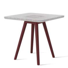 Beistelltisch Tinnef von Skandiform mit Tischplatte White Marbled aus recyceltem Kunststoff und rotem Holzgestell.
