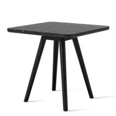 Beistelltisch Skandiform Tinnef mit quadratischer Platte in Black Coal aus 100 % recyceltem Kunststoff und Gestell aus schwarzem Holz.