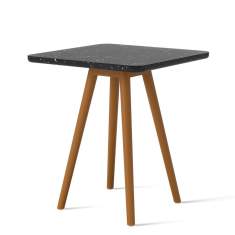 Tinnef von Skandiform mit Tischplatte Black Coal aus recyceltem Kunststoff und braunem Holzgestell.