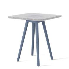 Beistelltisch Tinnef von Skandiform mit Tischplatte White Marbled aus recyceltem Kunststoff und blauem Holzgestell.