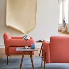 Wohnbereich mit Lounge-Sesseln und Skandiform Tinnef Beistelltisch mit recycelter Platte und Eichenbeinen.