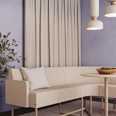Loungebereich mit Uni Tisch von Materia und Monolite Ecksofa in Beige
