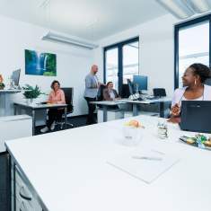 Büro mieten München als Teambüro oder Einzelbüro voll möbliert als serviced office mit flexiblen Arbeitsplätzen im Coworking-Space zusätzlich auch als hybrid office zu mieten in den ecos work spaces München