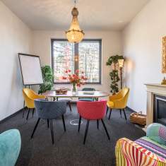 Meetingraum, Besprechungsraum, Huddle Room, Kaminzimmer mit Flair mieten in den ecos work spaces München. Konferenzräume, Tagungsräume, Veranstaltungsräume und Eventräume mieten für bis zu 100+ Personen in München