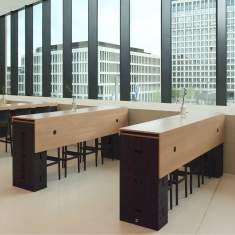 Westermann Products space companion L-Modul als modulares Tischelement in heller Holzoptik mit schwarzen Xbrick®-Elementen im modernen Arbeitsbereich