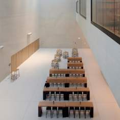 Mehrere L-Module von Westermann Products in großer Halle als modulare Stehtische mit minimalistischer Formensprache und flexibler Nutzung