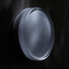 Lunigo LED-Leuchte von REGENT ausgeschaltet an strukturierter Wand – elegantes Design mit Aluminiumgehäuse.