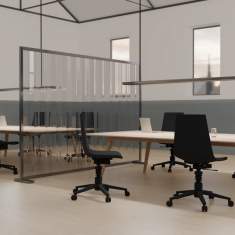Aeris Linu Bürostühle in Schwarz in einer offenen Arbeitsumgebung mit Glasabtrennungen.