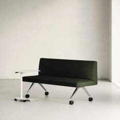 Detail der Wilkhahn Insit Polsterbank mit grüner Polsterung und Holzbeinen – elegantes, modulares Sitzsystem für Büro- und Loungebereiche