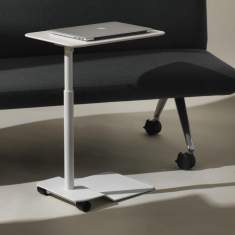 Weißes Confair Next Pult von Wilkhahn neben Sofa – idealer mobiler Arbeitstisch für flexible Büro- und Loungebereiche