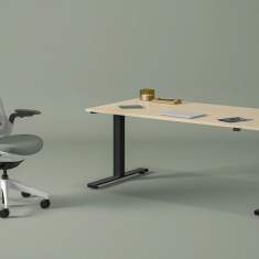 Steelcase Possilio Tisch mit Bürostuhl in modernem Büroambiente