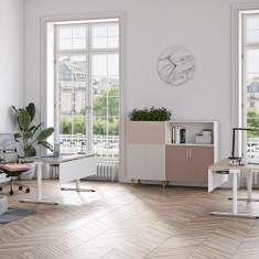 Büroeinrichtung mit mehreren Steelcase Possilio Tischen in heller Umgebung