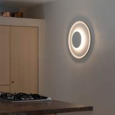 Schätti Leuchten GLARONA Wandleuchte in modernem Innenraum, rundes Wandlicht mit indirekter Beleuchtung und elegantem, minimalistischem Design
