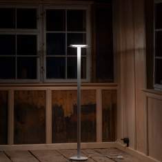 Elegante GLARONA Stehleuchte von Schätti Leuchten – schlanke LED-Leuchte mit weiss pulverbeschichtetem Metall und direktem sowie indirektem Licht