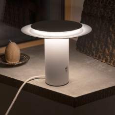 Design-Tischleuchte GLARONA von Schätti Leuchten – weisse pulverbeschichtete LED-Leuchte mit atmosphärischem Lichtspiel