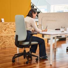 Haworth Aloha Pro Bürostuhl im Büroalltag bei konzentrierter Bildschirmarbeit
