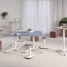Steh-Sitz-Tische Aero von Nowy Styl in hellem Coworking-Bereich