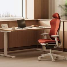 Ergonomischer Bürostuhl Prox von Nowy Styl in Rot an einem höhenverstellbaren Schreibtisch in moderner Büroeinrichtung