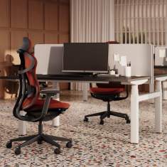 Mehrere Prox Bürostühle von Nowy Styl in Rot und Schwarz in einem offenen Büro mit modernen Arbeitsplätzen