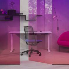 Höhenverstellbarer eUP Prime Schreibtisch von Nowy Styl in modernem Büro mit pinkem Glaselement und ergonomischem Bürostuhl