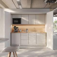 Pop Up Kitchen von FM Büromöbel – geöffnete Büroküche in heller Holzoptik mit Kaffeemaschine und Spülbecken im Büro