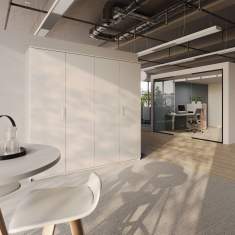 Pop Up Kitchen von FM Büromöbel – geschlossene Designküche im Bürointerieur, dezent integriert hinter Falttüren
