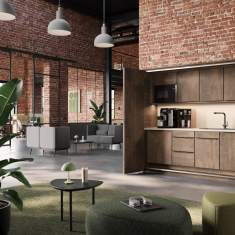 Pop Up Kitchen von FM Büromöbel – Büroküche im Industrial-Stil mit Backsteinwand und grünen Lounge-Möbeln