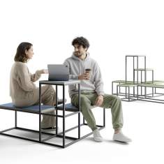 Zwei Personen arbeiten an der modularen Sitz- und Tischkombination SALTO von Palmberg