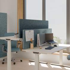 Moderne Arbeitsplätze mit BELT Stellwänden und Tischaufsätzen von PALMBERG zur akustischen Optimierung