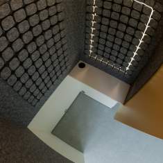 Innenraum der Palmberg P5 Telefonbox mit akustischer Wandverkleidung aus silbernem Polyestervlies und LED-Deckenlicht