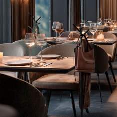 Taschenbaum® von Styro in stilvollem Restaurant-Interieur, elegante Aufbewahrungslösung für Handtaschen neben Esstischen