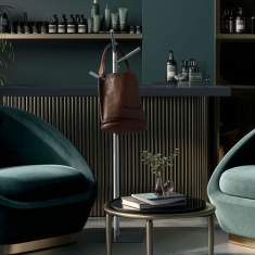 Taschenbaum® von Styro in modernem Lounge-Bereich, freistehende Taschengarderobe für stilvolle Taschenaufbewahrung im Büro oder Empfang