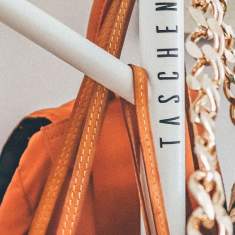Taschenbaum® 2 in 1 Garderobe von Styro, Detailaufnahme mit Logo – hochwertige pulverbeschichtete Metalloberfläche für langlebige Nutzung