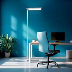 Capella LED-Leuchte von Hansa im Homeoffice mit blauer Wand, stilvolle Stehleuchte mit Push-Dimmer für angenehmes, blendfreies Licht
